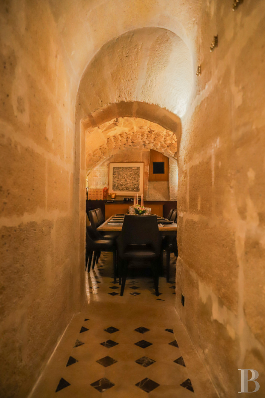 À Paris, dans le Quartier latin,  un ensemble de caves dans un immeuble du 17e siècle aménagées en lieu de réception - photo  n°2